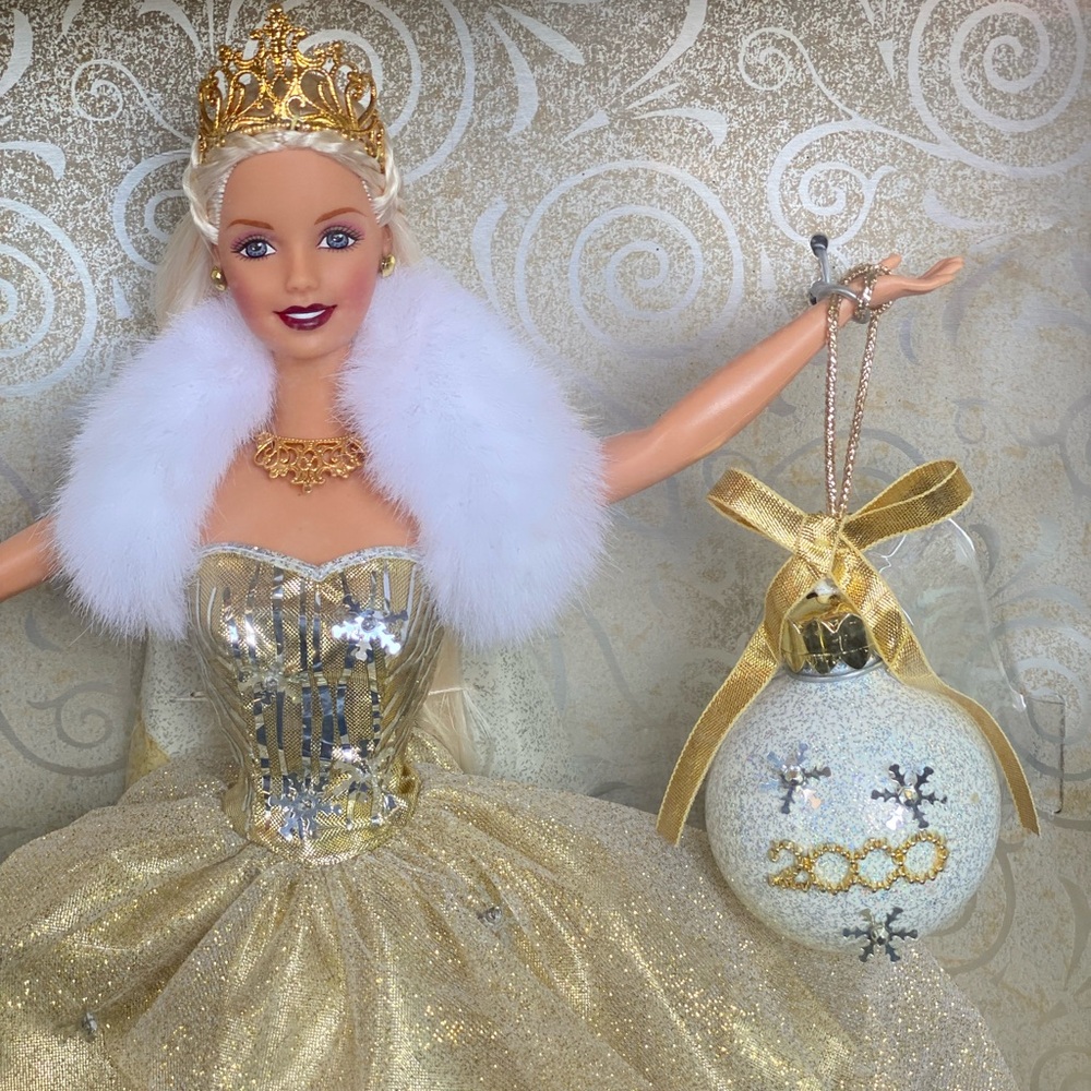 Holiday Collectors Celebration Barbie.               Special Year 2000 Edition❣️